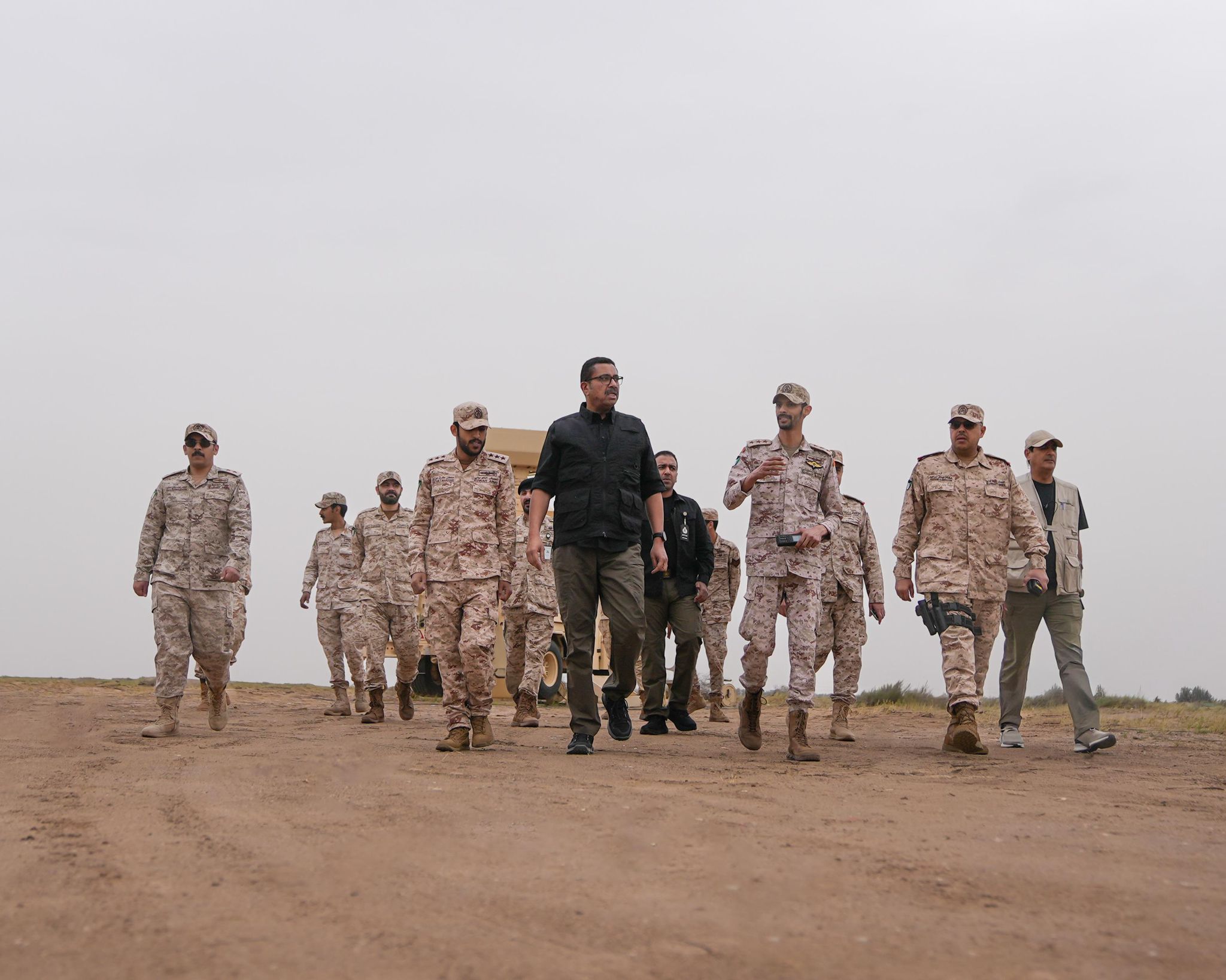 وزير الدفاع يتفقد عددًا من الوحدات والمواقع التابعة للجيش للاطلاع على سير العمل ومتابعة مستويات الجاهزية والاستعداد القتالي إثر تداعيات العدوان الإيراني الآثم. أكد أهمية الاستمرار في أداء الواجب بروح عالية من المسؤولية والحفاظ على أعلى درجات الاستعداد لمواجهة مختلف التحديات 