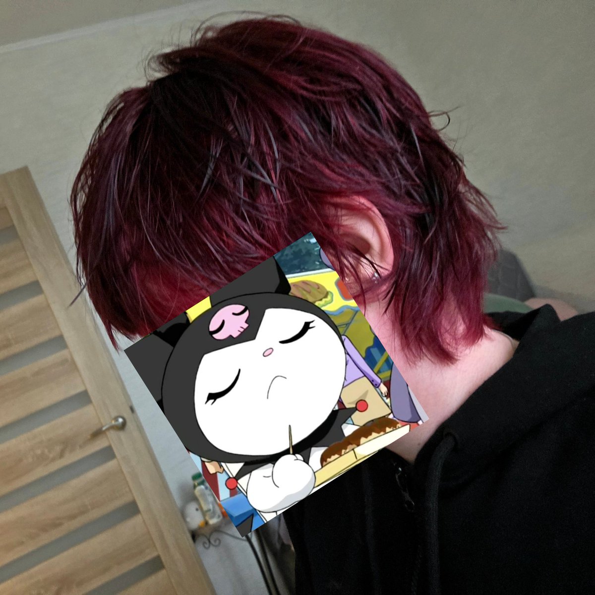 keonromi's tweet image. hair reveal #redred

i just washed it so it's wet and you can very much see the staining on my skin lmfaoooo