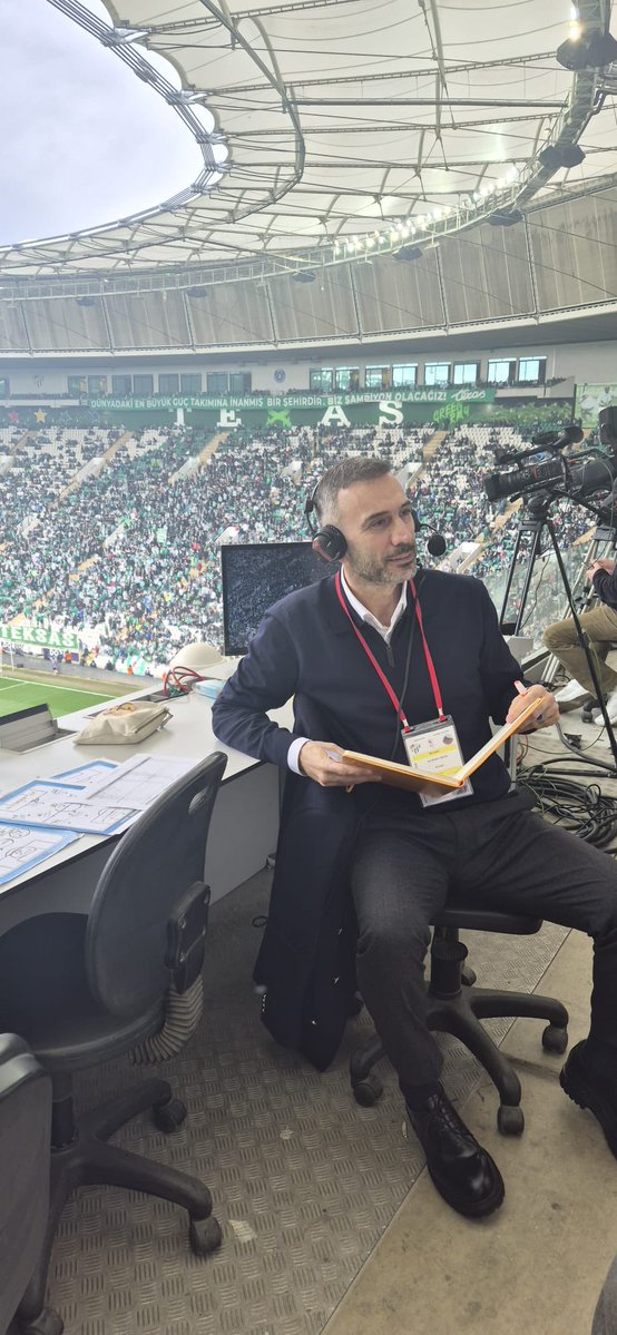 Muhteşem maçın mikrofonundayım. AS TV’de (Digitürk 621.Kanal, Kablo Tv 83, TİVİBU 139, D-Smart 96 ) BURSASPOR-MARDİNSPOR 1969 maçının anlatımında sizlerleyim. Haydi buyrunuz. Biz başladık. 45 bin taraftar!
<a href="/astvspor/">AS TV Spor</a>