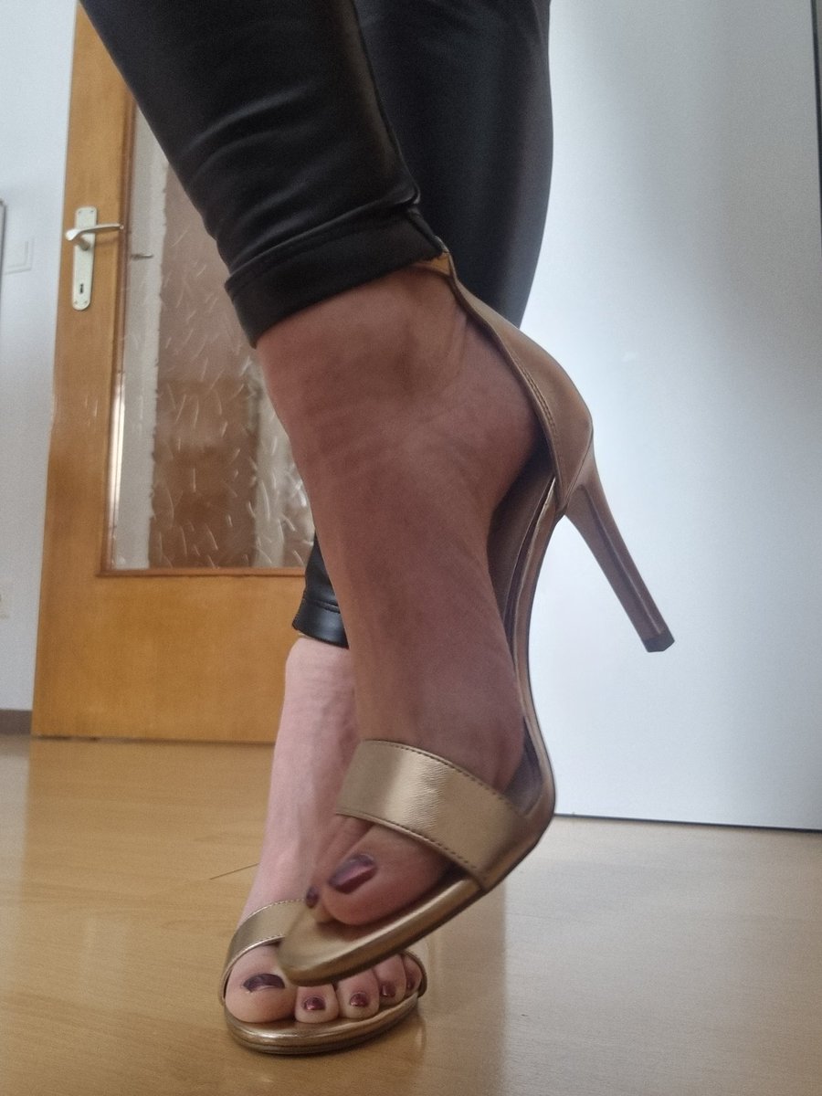 mirasolemate's tweet photo. Ist es heute warm genug für Heels?
Send me some motivation:

https://t.co/SCiDRNFS0R https://t.co/CBlds7PIOS