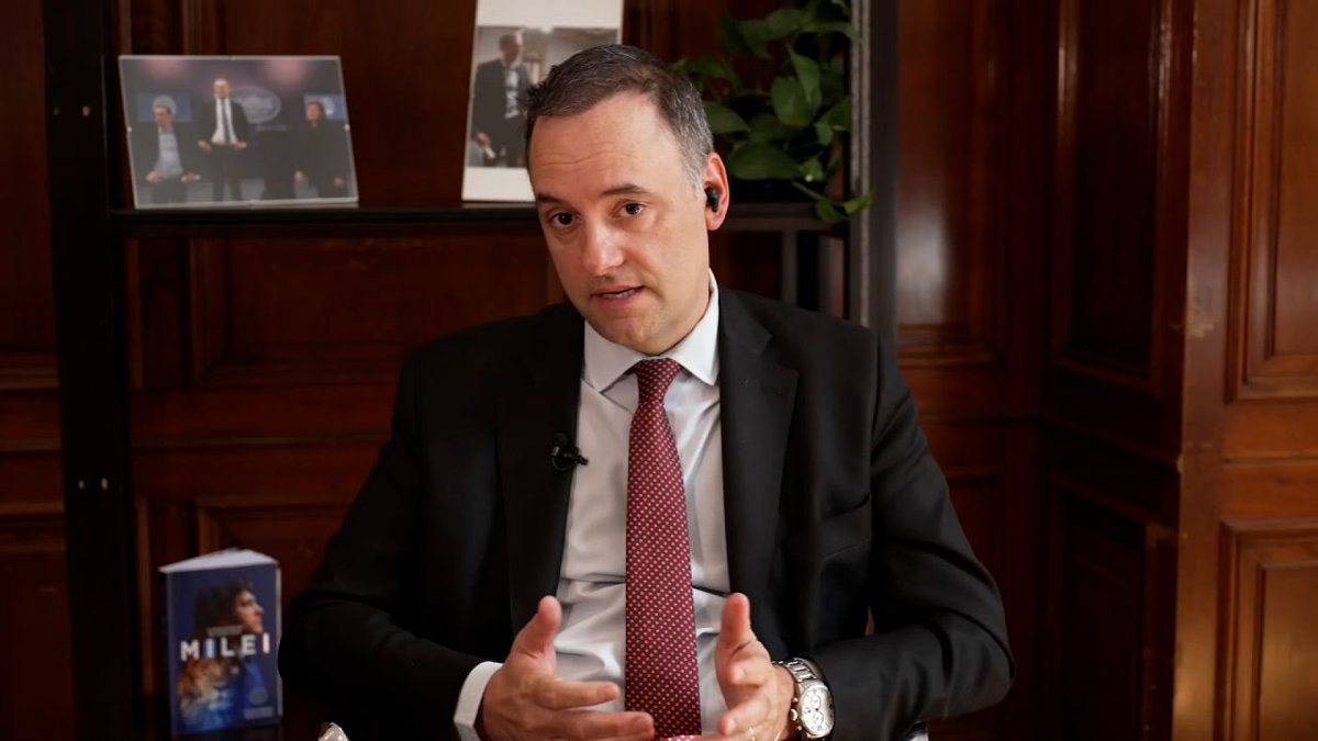 -Perdón, Kari, pero, ¿no es medio inverosímil esto de los rusos operando contra el gobierno?
-¿Se te ocurre una mejor idea?
-Claro, qué gil