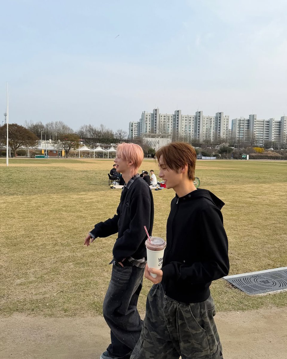 YoungGuinea247's tweet photo. 🐶: Han River Cherry Blossom date with Shinyu-yu ❤️🌸

Song: Carpenters - (They Long to Be) Close to You

#신유 #SHINYU #シニュ #신정환
#투어스 #TWS #YOUNGJAE #영재 #ヨンジェ #우유빵즈 #Uyuppangz #milkbreadz https://t.co/BbqdovpzuV