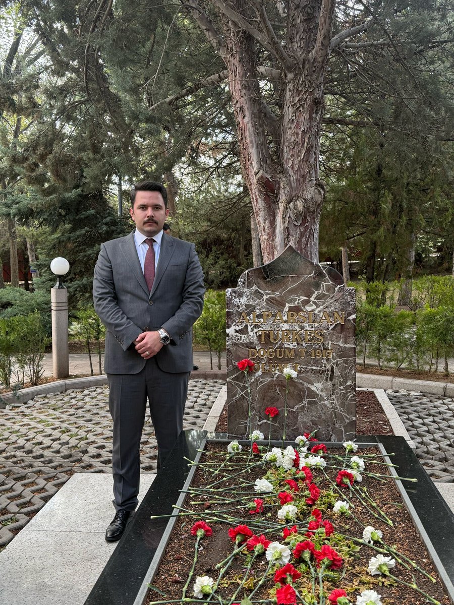 Başbuğumuz Alparslan Türkeş’i ebediyete irtihalinin yıl dönümünde; derin bir hüzün, büyük bir minnet ve dualarla anıyoruz.

Türk milletine adanmış bir ömrün emsali Başbuğumuz; ortaya koyduğu ülküler ve sarsılmaz iradesiyle Milliyetçi-Ülkücü Hareket’e yön vermiştir. Onun bizlere