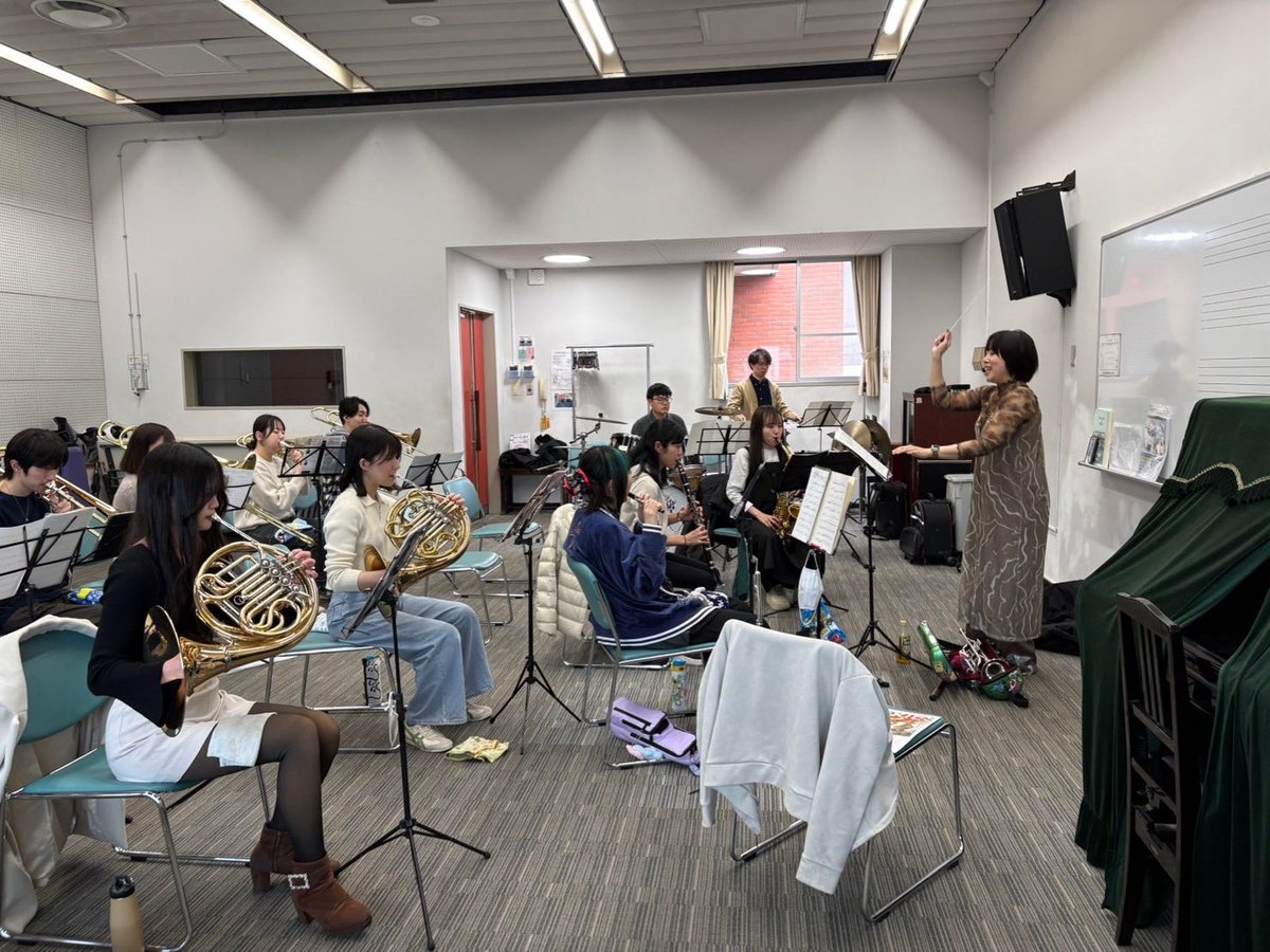 4月になりましたね🌸
新年度になり入学、進級、就職などなど新たな気持ちで過ごされている方も多いのではないでしょうか☺️
桜も満開になっているところが多くお花見シーズンですね🌸
楽団ともしびも4月初めての練習でした。
人数は少なめでしたが、6月の本番に向けてワイワイと楽しく練習をしました♪