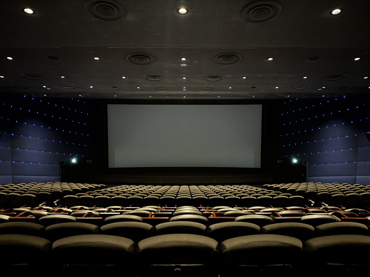 おい！TOHOシネマズ日比谷 screen12！

なんて面白い定位感をしているんだ！
空間に浮いているようなLFEの音像にヘッドレストから音が鳴っているような感覚！そしてサイドの距離感！ホームシアターのいい環境で聞いているようなニアバイ感！この箱はもっと研究したくなったぞ！