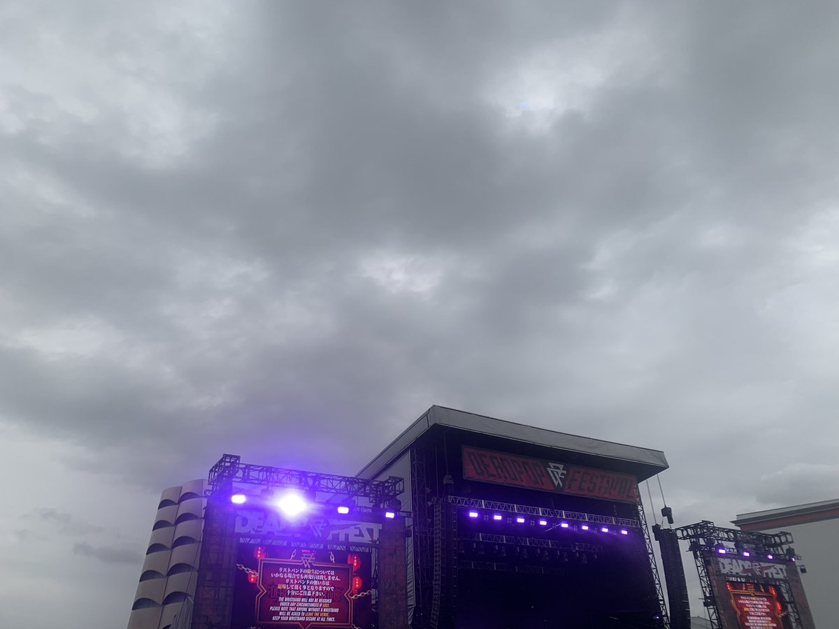 デッドポップ1日目終了お疲れ様でしたー！寒すぎてベイビーメタルの1曲目で帰ってしまった笑
でもchevonからずーっとめちゃくちゃ楽しかったー！最高ー！
また明日も楽しみだ！