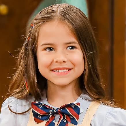 forumeplay's tweet photo. A atriz mirim Mel Summers, vista em Êta Mundo Melhor! e também em A Caverna Encantada, viverá em flashbacks vilã Vanessa (Alinne Moraes) na infância na novela #PorVocê.

🗞 Coluna Play https://t.co/HHmsk7TGqi