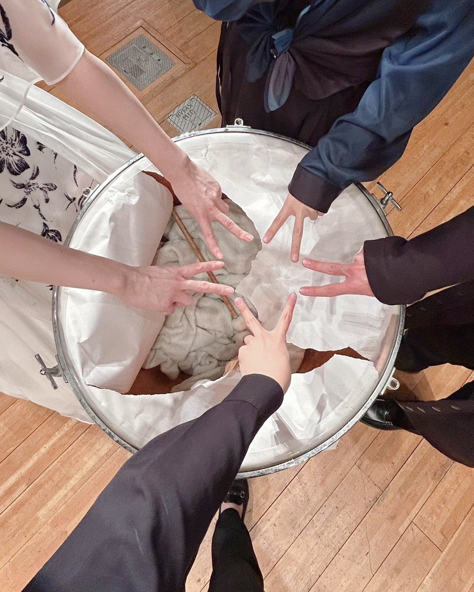 Welcome_to_CUO's tweet photo. 【ティンパニ破り、はじめました。】

こんにちは、打楽器パートです。
いまは2年生2人と、OBOGの助けを借りて一生懸命演奏しています。

↓リプに続きます

#千葉大学 #春から千葉大 #オーケストラ #新入団員募集中 https://t.co/Uxqian1Ya4