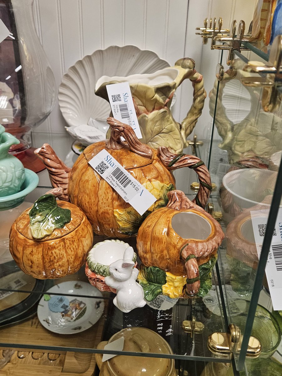 SPRING IS IN THE AIR! Stop by 3 Strands Vintage Mall and explore some beautiful pieces.💛

#SHAREtheTEA
#vintageShop
#3strandsvintage