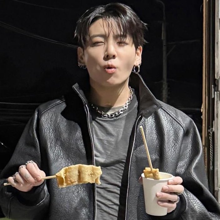 jungkook admirer tweet media