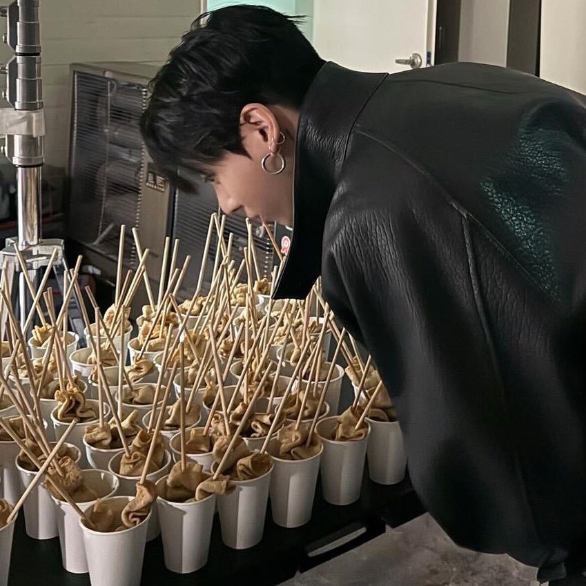 jungkook admirer tweet media