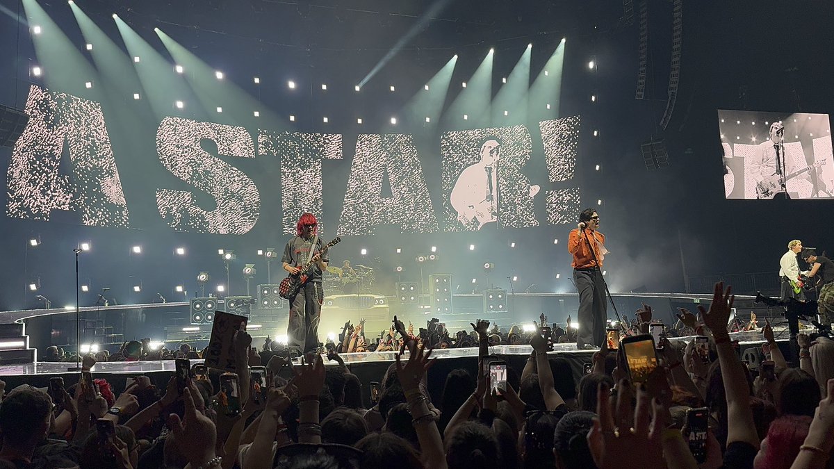 julie + 5SOS⭐️ tweet media