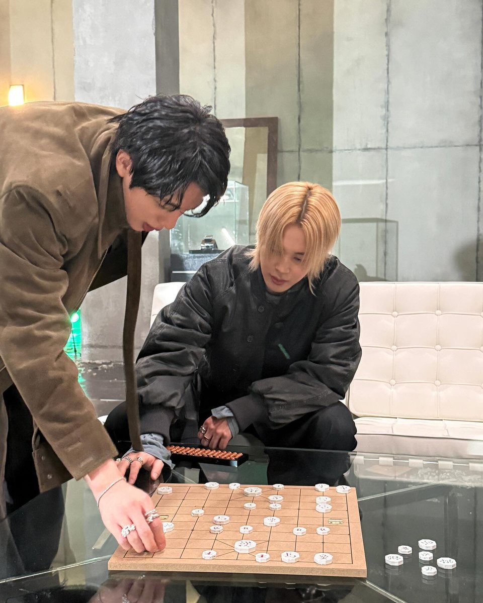 PJM_INA's tweet photo. Akun resmi @/bts.bighitofficial membagikan momen antara #JIMIN dan Jin saat keduanya terlihat asyik memainkan permainan xiangqi / (janggi) https://t.co/TZn7xQRoFD