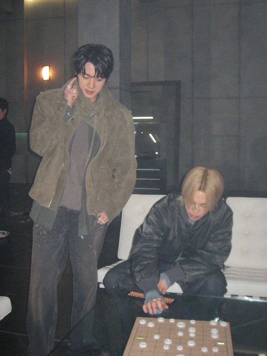 PJM_INA's tweet photo. Akun resmi @/bts.bighitofficial membagikan momen antara #JIMIN dan Jin saat keduanya terlihat asyik memainkan permainan xiangqi / (janggi) https://t.co/TZn7xQRoFD