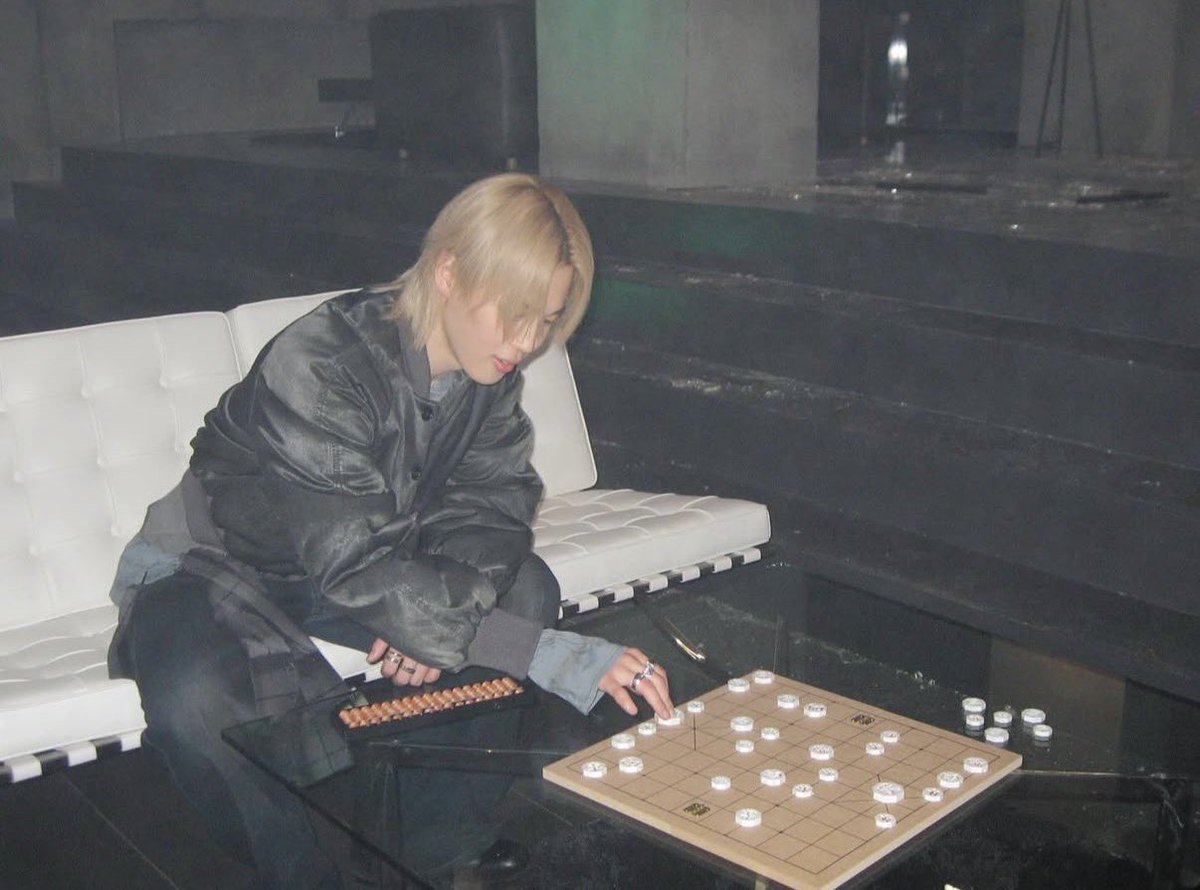 PJM_INA's tweet photo. Akun resmi @/bts.bighitofficial membagikan momen antara #JIMIN dan Jin saat keduanya terlihat asyik memainkan permainan xiangqi / (janggi) https://t.co/TZn7xQRoFD