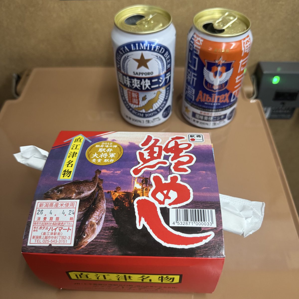 tripnippon's tweet photo. 帰宅難民回避(残念リターン)
直江津で駅弁購入( ･ㅂ･)و https://t.co/w9BFnB5IzL