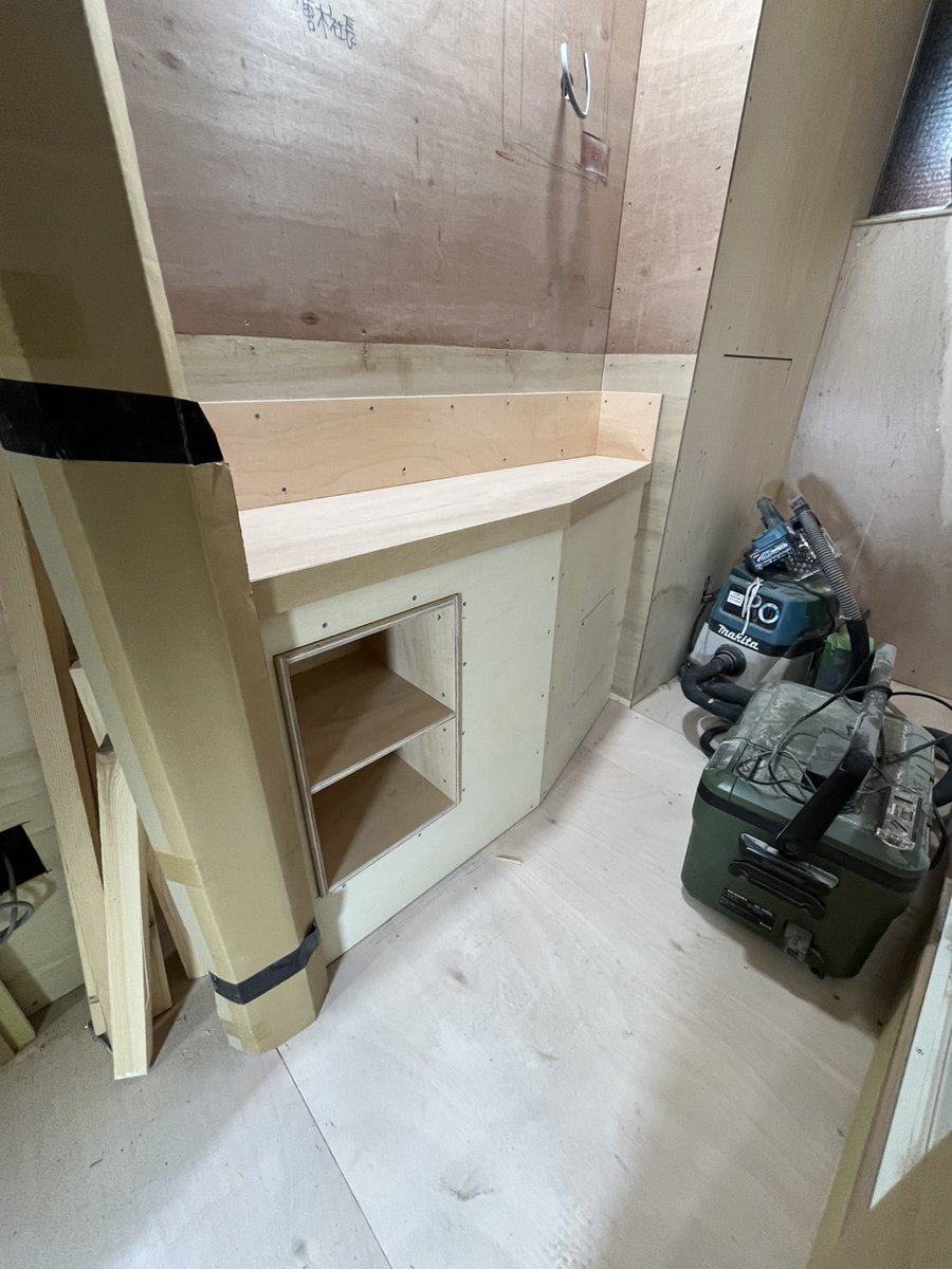 KEN1012tokyo's tweet photo. 狭い空間に洗面とトイレ設置。洗面は造作でダイノックシート仕上げ。タオル入れもつけて、いい感じに仕上がりそう。狭い洗面台の洗面ボウルはミラタップの奥行250ミリのものが重宝します。　#洗面ボウル　#ミラタップ https://t.co/h3yqg6sUvY