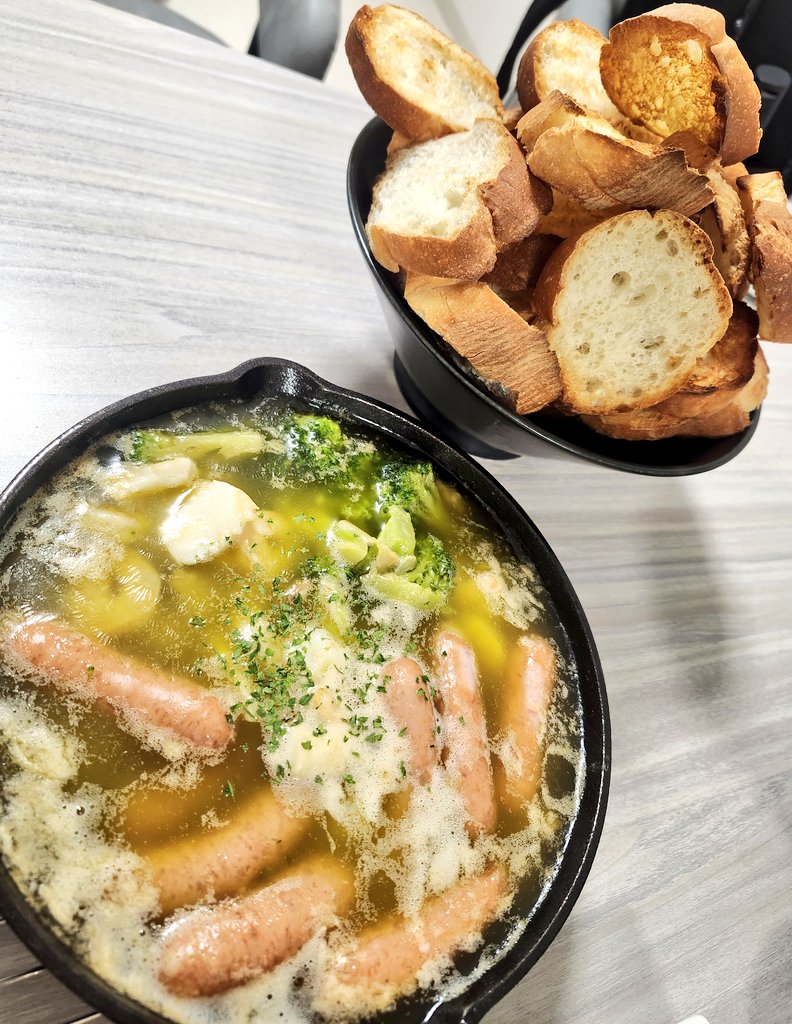 20センチのスキレットに具材たくさん、バケット山盛り。
これは私が食べたかった夢のアヒージョ