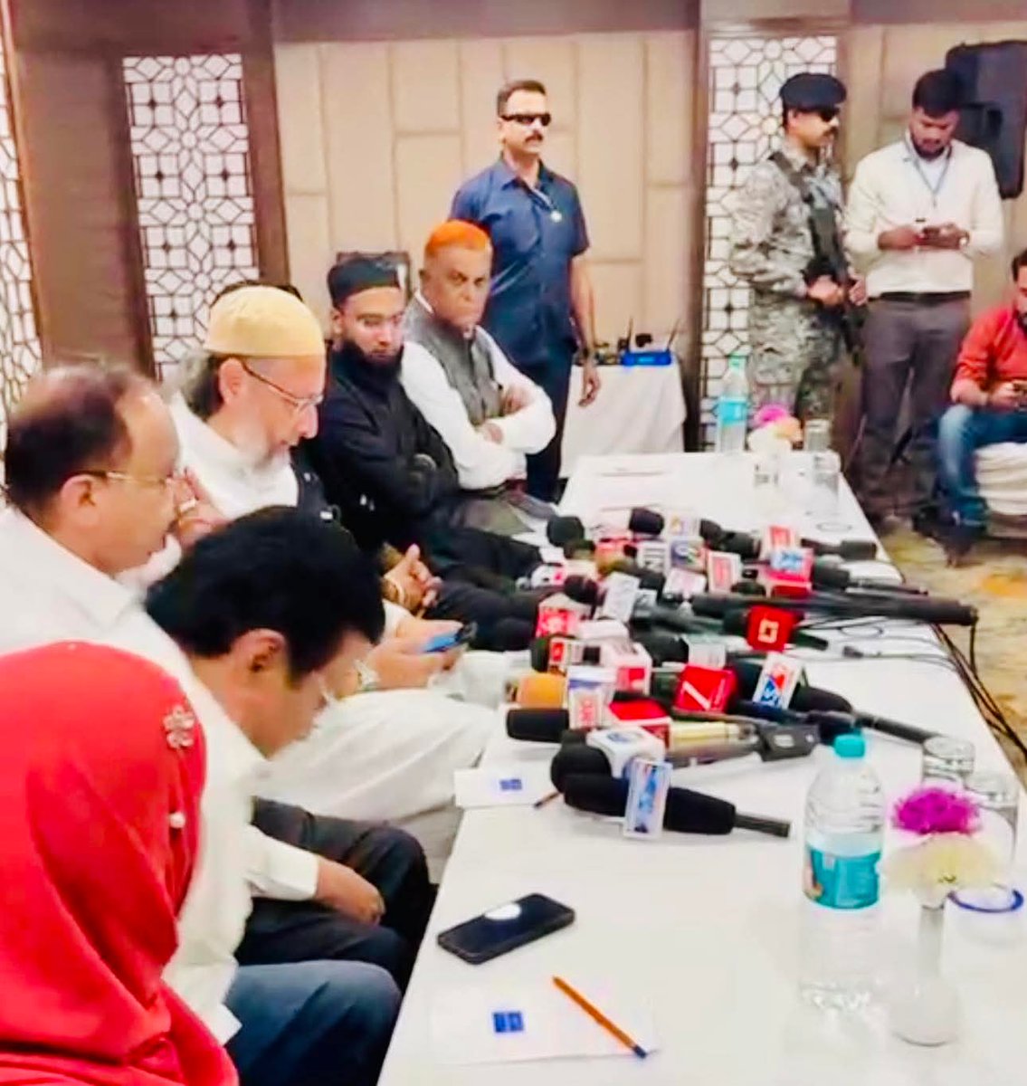 nadeem_need's tweet photo. यह बंदा कभी महाराष्ट्र, कभी बिहार, कभी बंगाल, कभी असम, कभी गुजरात जाता है ताकि मुस्लिम लीडरशिप खड़ी हो सके,
मुसलमान को राजनीति में बराबर की हिस्सेदारी मिल सके लेकिन कुछ गुलाम इन्हे भाजपा का B टीम बताते है!
#मेरा_सादर_मेरा_गुरूर #AIMIM https://t.co/RSpTIDztS6