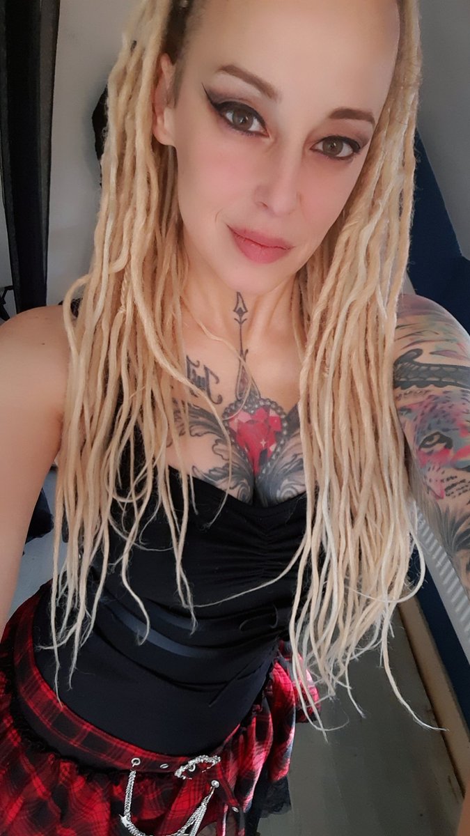 Iris_L_Or's tweet image. Working my ass off... I´ll be back online soon #music #festivals #hosting #sining #songwriting #vids #newstuffsoon #reallife #bornasaqueen #forcedtobearebel 💋😘👑❤️