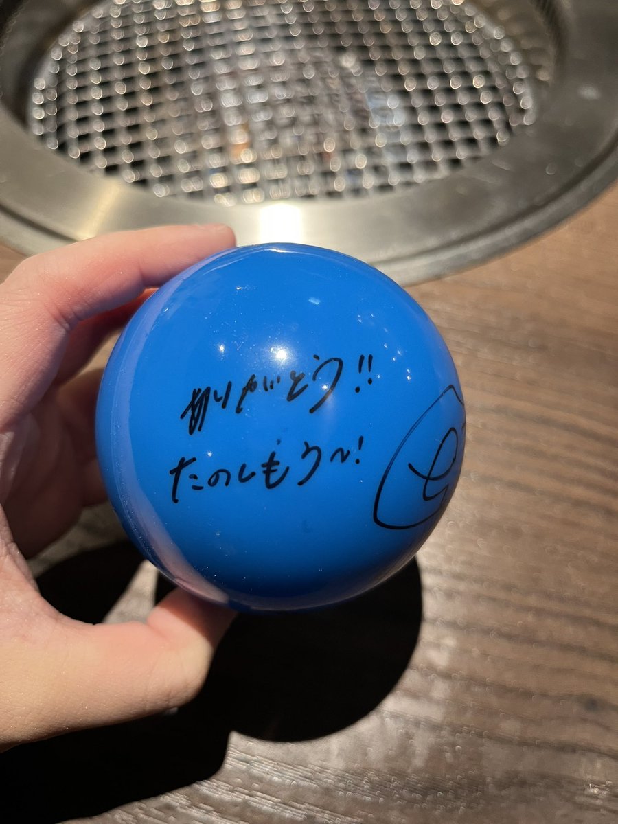 rn_smallslope's tweet photo. ありがたくいただきました
かわいくサイン書いてくれた小坂さん
投げた下田さんと拾った友人、心から感謝します
#日向坂46 #小坂菜緒 
#七回目のひな誕祭
#七回目のひな誕祭_DAY1 https://t.co/72NJxrxyCd