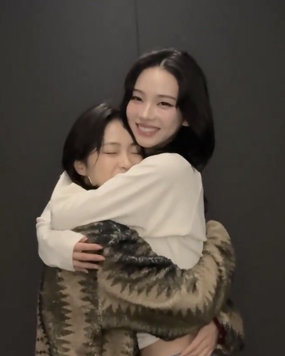yejizdroid's tweet photo. Every time mys and midzys fight, just remember this is your faves. https://t.co/lLwvdwpobM