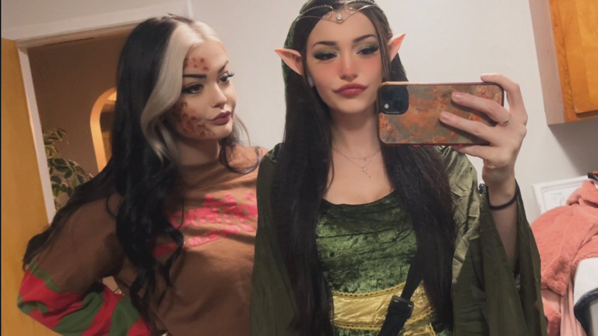 cyanideandchill's tweet photo. Halloween. I was an elf my sister was Freddy Krueger I wish I could dress like that every day https://t.co/bjuDizgNUD