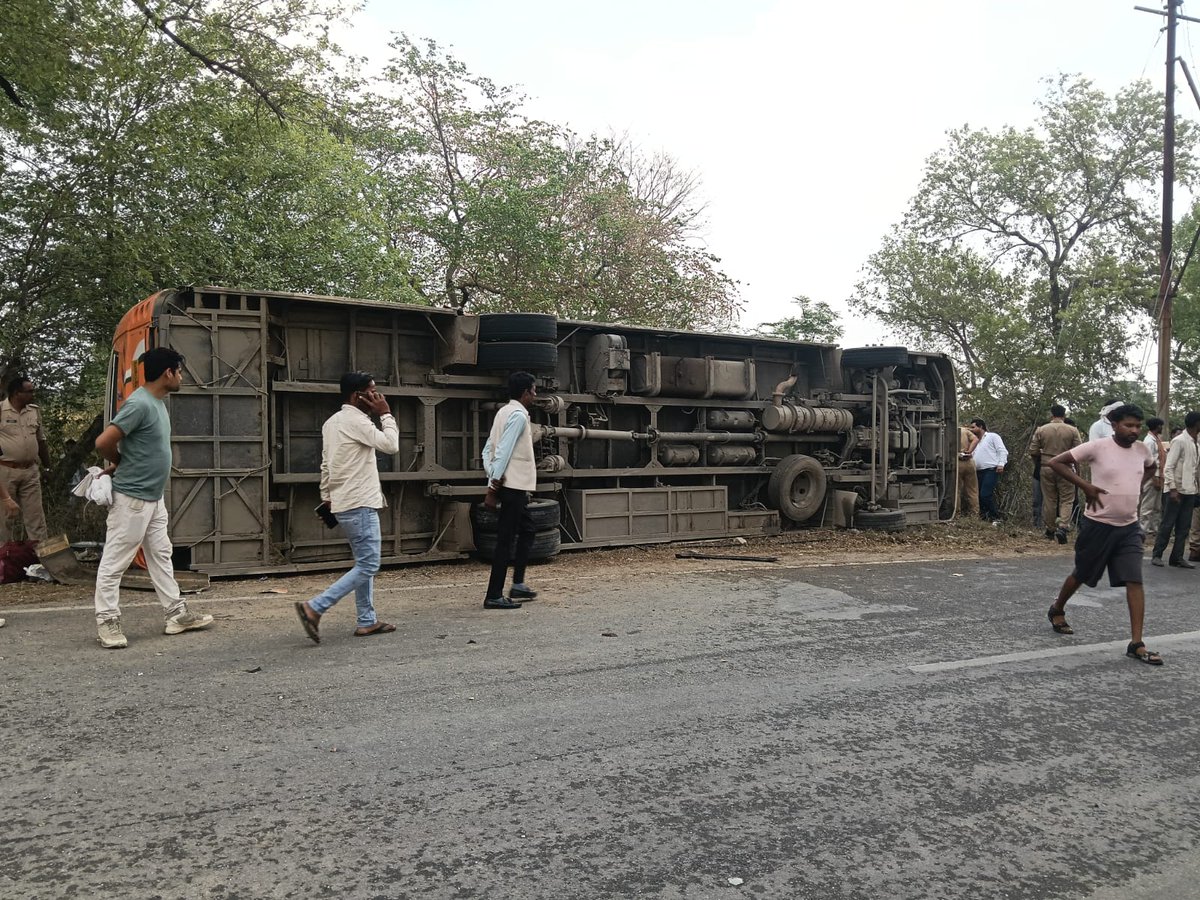 NitendraJha1's tweet photo. #महोबा सदर कोतवाली क्षेत्र के चरखारी मार्ग पर प्रेमनगर और करहरा गांव के बीच भीषण सड़क हादसा।
रोडवेज बस और अज्ञात वाहन की आमने-सामने हुई भीड़त । घटना के बाद बस अनियंत्रित होकर पलटी।
बस चालक की मौत। एक दर्जन से अधिक यात्री घायल।
#ikvnews 
#mahobainsight
@mahobapolice https://t.co/7Ug9kbzjb3