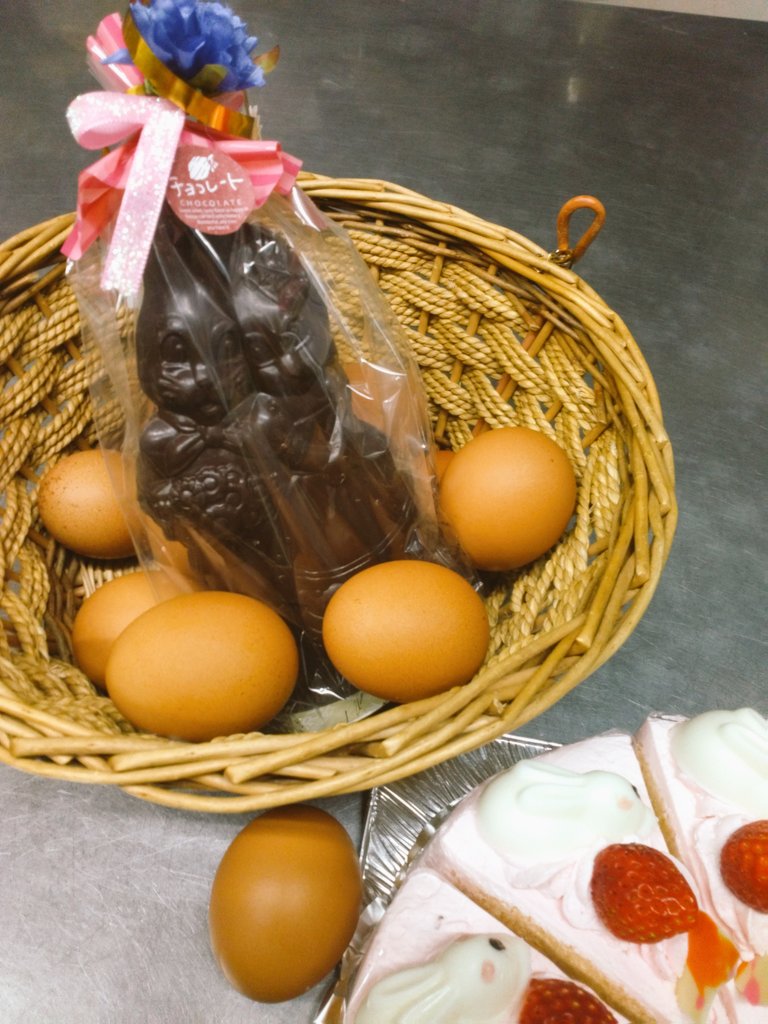 madamumonica's tweet photo. ケーキの店モニカ発！明日は、「イースター」キリスト復活祭。ドイツではウサギと卵の形のチョコレットやお菓子を作ります、！モニカではモニカアレンジのお菓子を並べてます。 https://t.co/zqUPy9083d