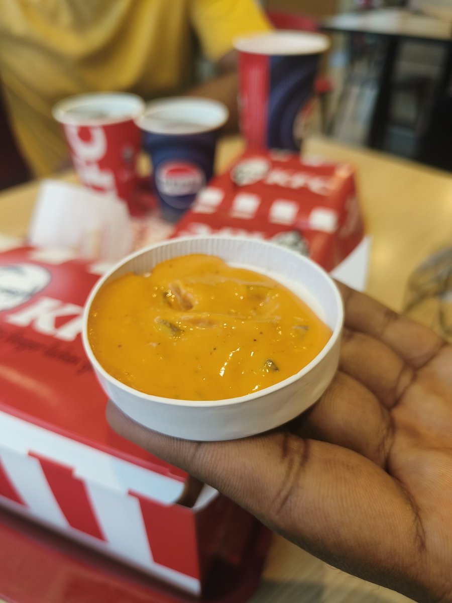 Walterblack47's tweet photo. @kfc @KFC_India 
"Extremely disappointed with my order from @[KFC ulunthurpet]. I paid ₹30 for Tandoori Sauce expecting the 'packed box' shown in your app, but received a tiny paper cup instead. Is this your standard. This is misleading advertising. #ConsumerComplaint https://t.co/0LgE9WSaJG