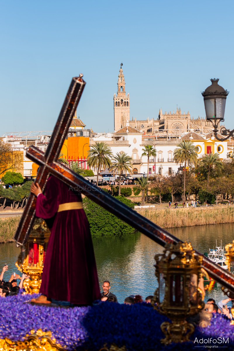 ASanchezM90's tweet photo. Cae la tarde y contigo, Nazareno, florece la Fe en Triana.

@hermandaddelao https://t.co/jT11immXuF