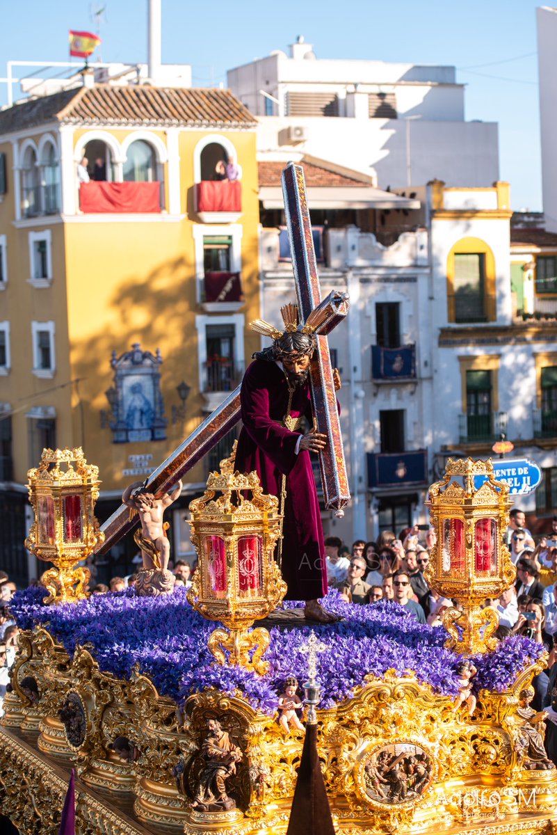 Cae la tarde y contigo, Nazareno, florece la Fe en Triana.

<a href="/hermandaddelao/">Hermandad de La O</a>