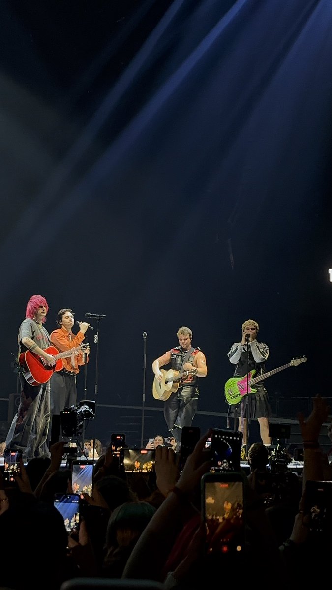 julie + 5SOS⭐️ tweet media