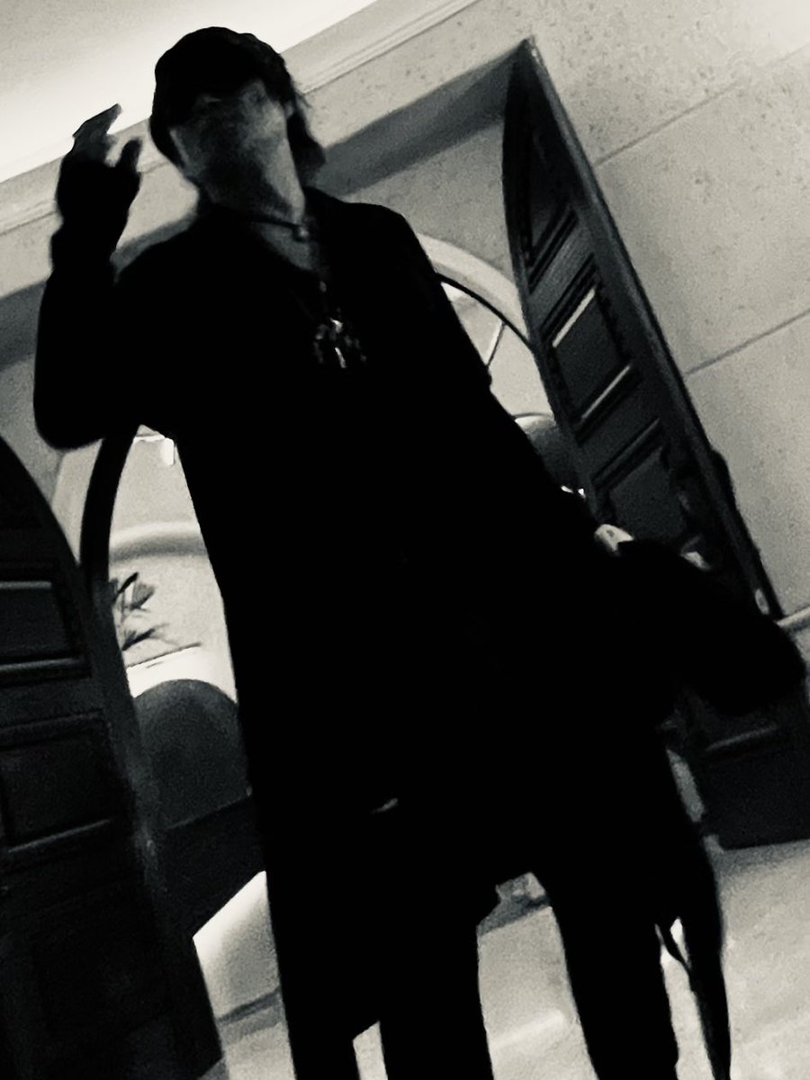 moritomo_arashi's tweet photo. Why答えてよ 今誰のものなの

触れられそうで、
触れられない距離。
言葉にすれば、
壊れてしまいそうで
聞けなかったこと。

でも、
もう曖昧なままじゃ
いられない。

君は今、
誰の隣にいる？
その心は、
どこにある？

確かめるのが怖いのは、
失うかもしれないからか。
それとも、
もう答えを
知っているからか。

Why——
その問いは、
相手に向けているようで、
本当は
自分に向けている。

#369Diary
#Why
#答えてよ
#誰のもの
#曖昧な関係
#確かめたい
#心の行方
#言葉の記録
#森友嵐士
#薔薇色の悪女
#T_BOLAN