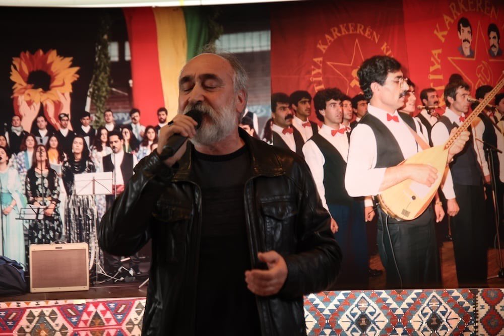 Koma Berxwedan ji nû ve avakirina xwe îlan kir

Koma Berxwedan ku yek ji komên sembolîk ên hunera berxwedanê ya Kurde, piştî 7 salan ji nû ve avakirina xwe ragihand û diyar kir ku ewê xebatên xwe bi modela “Akademî û Dibistana Çandê” bidomînin.
#komaberxwedan