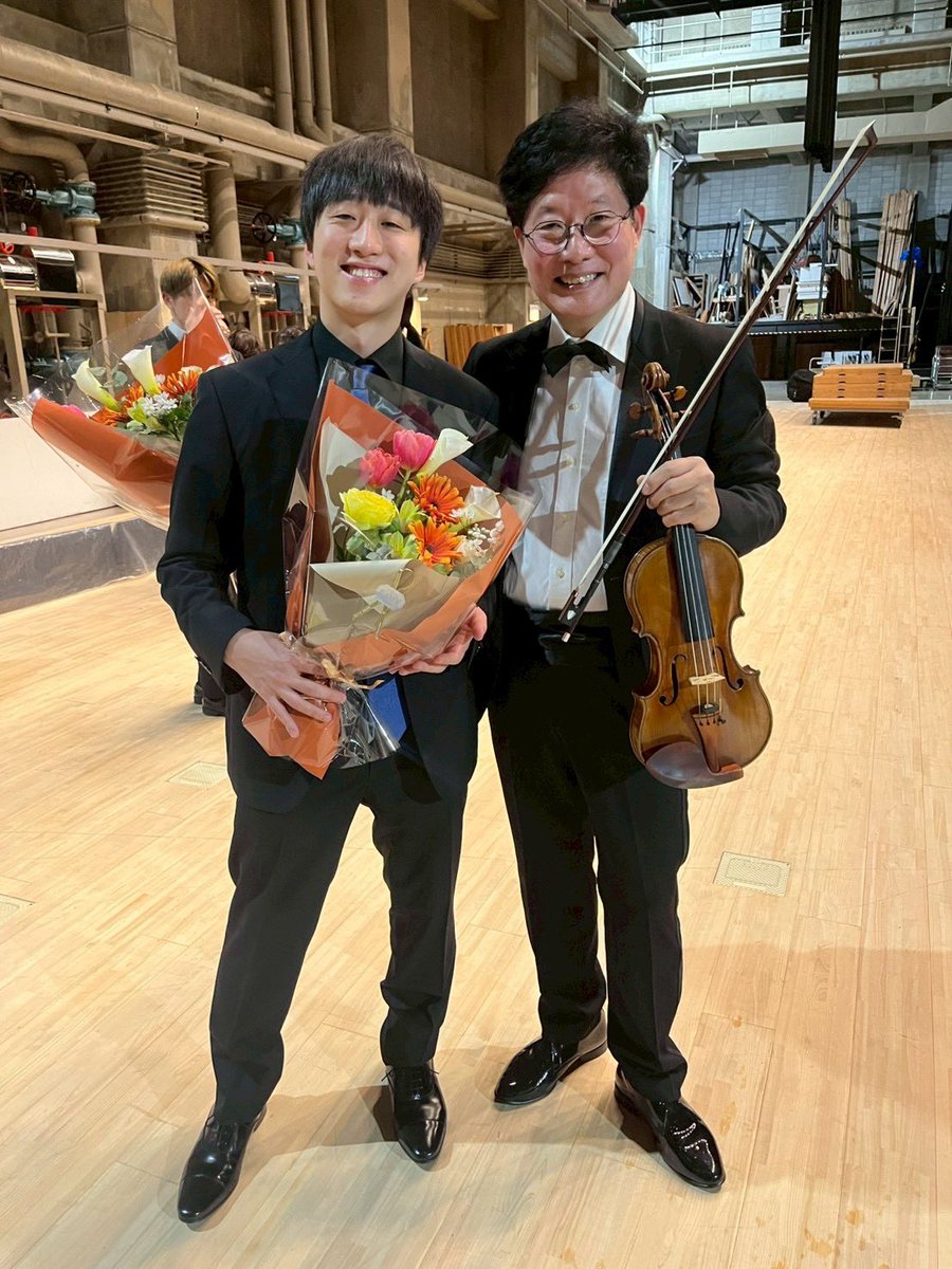 F_Murakami_'s tweet photo. 長野フィルの皆さんとの演奏会。ブラームスの悲劇的序曲、コープランドの「アパラチアの春」組��、そしてドヴォルザークの「新世界より」という素敵なプログラムを、オーケストラの皆さんとしっかり堪能しました！終演後、ゲストコンサートマスターの森下幸路さんと。ご来場ありがとうございました！ https://t.co/rE05fiwNqM
