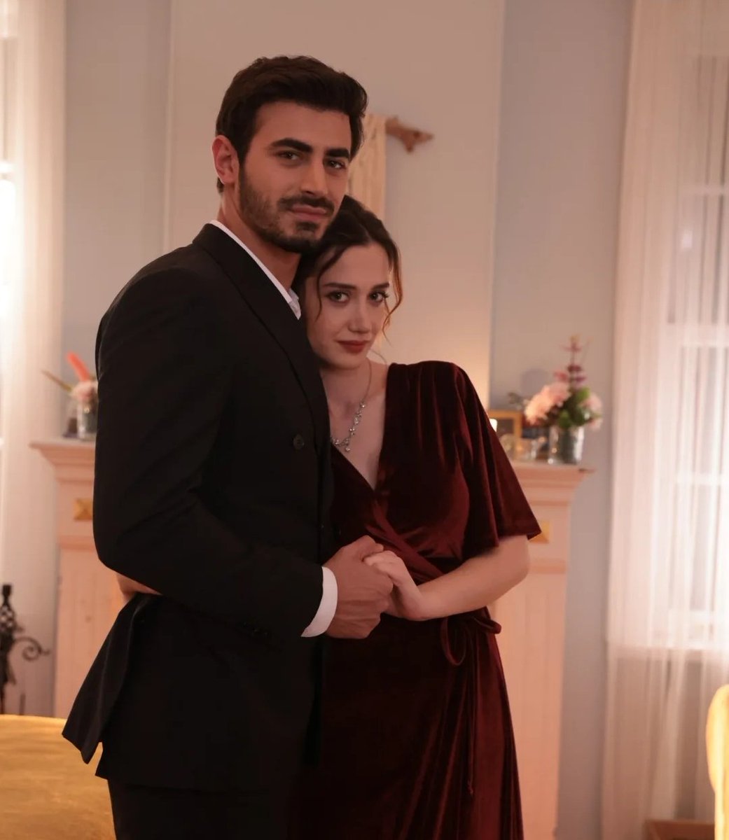 ohsimplysiti's tweet photo. #arafta #emsu #MerTeş 
Its funny how their lives are also like #MerTeş . Like the pressure/ hatred from some pple are too much. They are the real life Aslis/ Muzzys/ Nezirs! Cant be happy for them! Well hopefully it forces them into dropping more hints 🤣🤣🤣 #delulus https://t.co/5X7YECPWDj