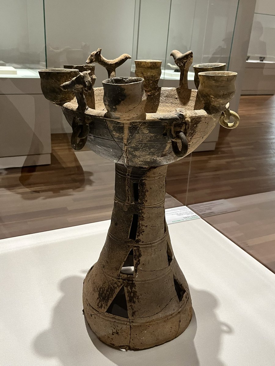 naousaffy's tweet image. 今回のSUEKI展、美術館での展示なので、前も背後も見れるし、何より、ライティングが素晴らしい！
資料館博物館で見てるものが、いつも以上に輝いてました✨
あんたいつもこんなんやったか？？と話しかけてしまった井辺八幡山の須恵器さん…
#SUEKI 
#兵庫陶芸美術館