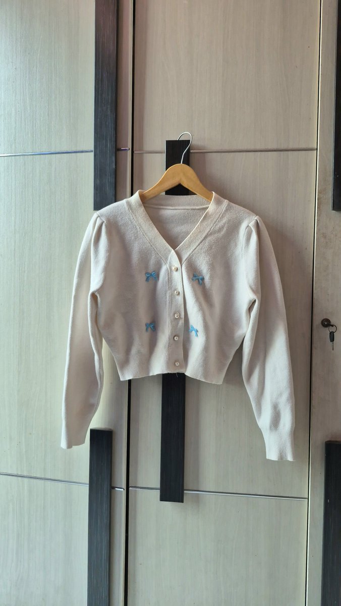 Vrayii's tweet photo. @stwoobeyi Cardi bw 60k 
Bahan knit tiramisu empuk halus✅️ goodcondi https://t.co/T4ZAWb8rOF