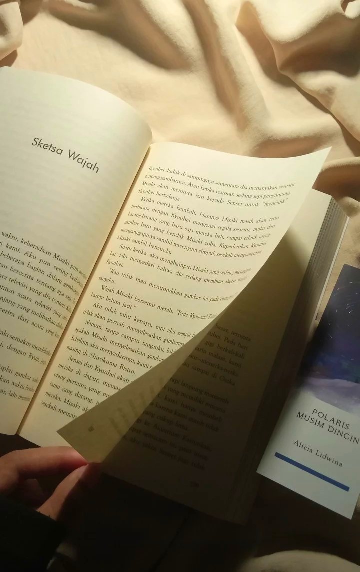 kiissedbypoem's tweet photo. 📖: Polaris Musim Dingin.

Rasanya seperti kita dipeluk dengan hangat dan dikuatkan oleh kalimat yang ada di dalam buku ini. ✨ https://t.co/kTAN5pmKYl