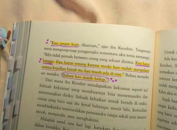 kiissedbypoem's tweet photo. 📖: Polaris Musim Dingin.

Rasanya seperti kita dipeluk dengan hangat dan dikuatkan oleh kalimat yang ada di dalam buku ini. ✨ https://t.co/kTAN5pmKYl
