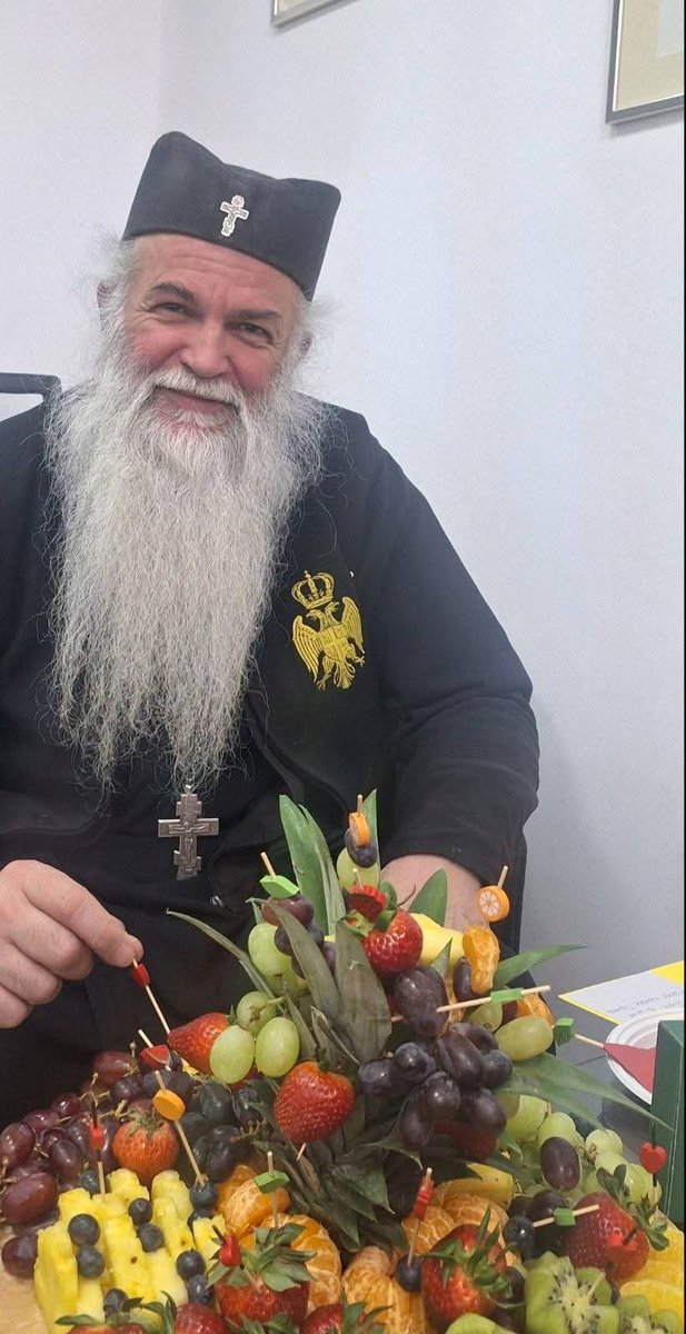 Кад је срце човеково весело и лице му сија. Када је сав човек прожет љубављу Божијом и споља се, на телу његовом, као на неком огледалу, примећује сјај његове душе.

Свети Јован Лествичник