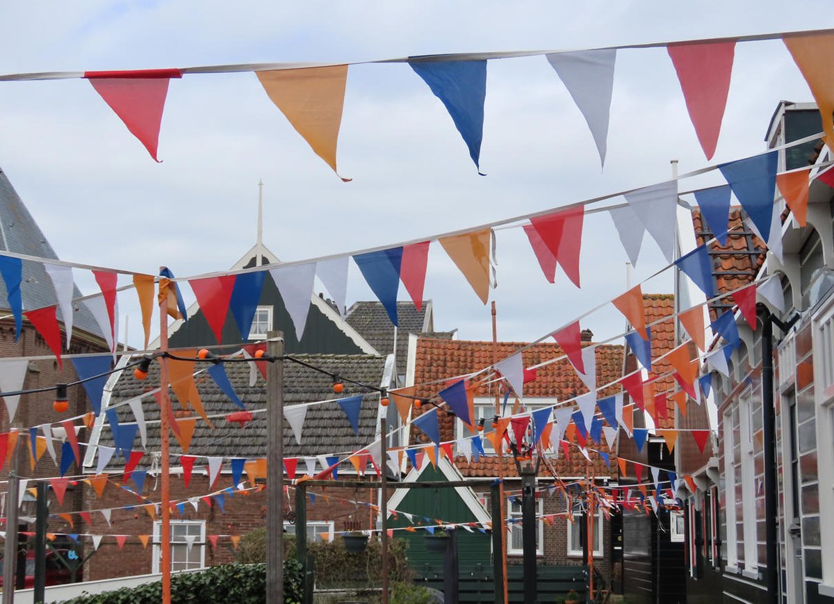MarkerNews's tweet photo. Eerste vlaggetjes &amp; lampjes hangen reeds voor Koningsdag
https://t.co/YJQya1enzO #Marken #Koningsdag #verlichting #versiering #versieringen #COVMarken #vlaggetjes #poorten #NieuweErf #Kerkbuurt https://t.co/Xw5Yv3p5bn