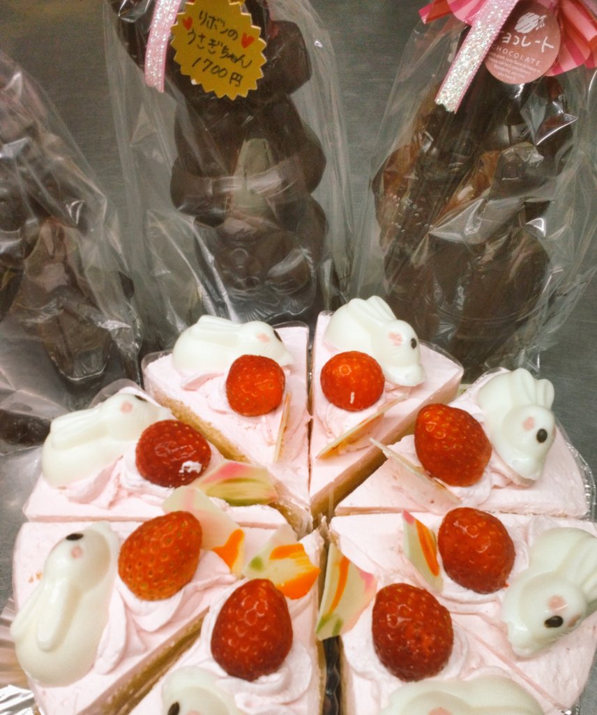 madamumonica's tweet photo. ケーキの店モニカ発！明日は、「イースター」キリスト復活祭。ドイツではウサギと卵の形のチョコレットやお菓子を作ります、！モニカではモニカアレンジのお菓子を並べてます。 https://t.co/zqUPy9083d