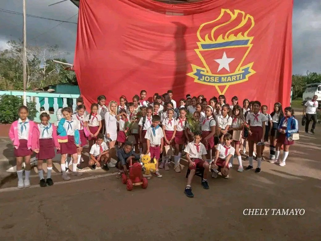 En ellos está el futuro de la Patria. Así celebran el 4 de abril los pioneros de #Maisí. #OPJM @AdrieldeCuba <a href="/LaVozDelSol/">Lorenis</a> <a href="/Reyesmaisi/">Diosdanis Reyes Matos</a> <a href="/GuerreroDGuaso/">Guerrero del Guaso💪🇨🇺</a> <a href="/Deguantanamo/">Mabel Guantánamo</a> <a href="/FuentesOquendo/">Marielis Fuentes Oquendo</a> <a href="/DiglerOrtiz/">Digler Ortiz</a> @Nancyguantanamo