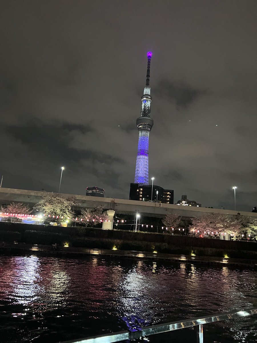 tidoriashigaru's tweet photo. 屋形船感のある写真ではないけど、花見の屋形船。
なかなか上手く撮れないな。
#FRAZI とスカイツリー https://t.co/mudklO4JfL
