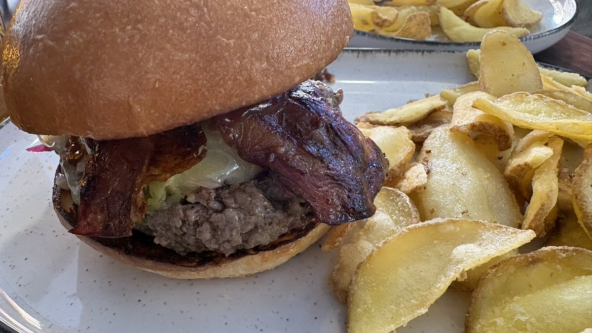 Charlie Harper tweet media