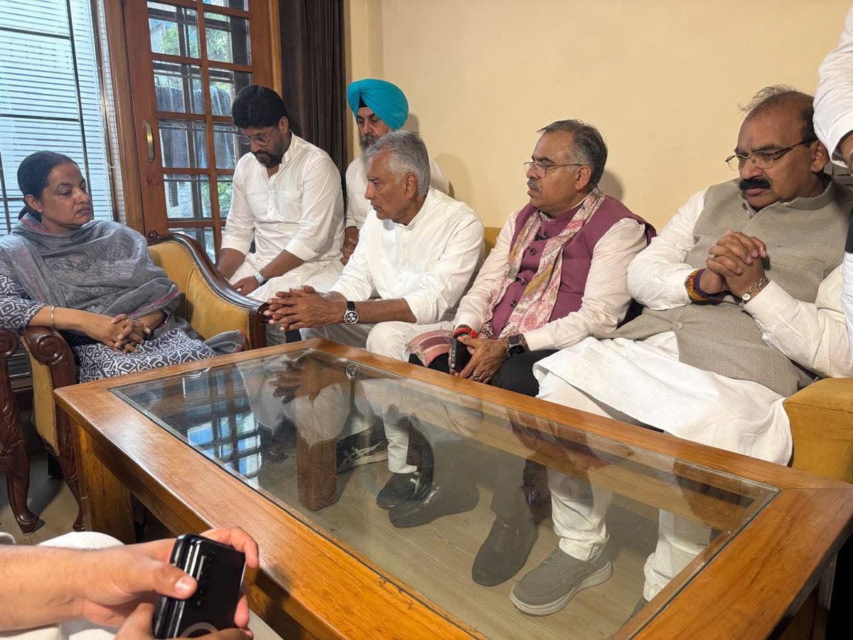 AshwaniSBJP's tweet photo. ਡੀ.ਐਮ ਗਗਨਦੀਪ ਰੰਧਾਵਾ ਜੀ ਦੀ ਮੌਤ ਮਾਮਲੇ ਦੀ ਸੀਬੀਆਈ ਜਾਂਚ ਕਰਵਾਉਣ ਦੀ ਮੰਗ ਨੂੰ ਲੈ ਕੇ ਦਿੱਤੇ ਗਏ ਧਰਨੇ ਤੋਂ ਬਾਅਦ ਮੈਂ ਰੰਧਾਵਾ ਜੀ ਦੇ ਪਰਿਵਾਰ ਨਾਲ ਮੁਲਾਕਾਤ ਕਰਕੇ ਉਨ੍ਹਾਂ ਦੀ ਧਰਮ ਪਤਨੀ ਜੀ ਨੂੰ ਭਰੋਸਾ ਦਿਵਾਇਆ ਕਿ ਇਸ ਦੁੱਖ ਦੀ ਘੜੀ ਵਿੱਚ ਭਾਰਤੀ ਜਨਤਾ ਪਾਰਟੀ ਉਨ੍ਹਾਂ ਦੇ ਨਾਲ ਡਟ ਕੇ ਖੜ੍ਹੀ ਹੈ ਅਤੇ ਇਨਸਾਫ ਮਿਲਣ ਤੱਕ ਇਹ ਲੜਾਈ ਜਾਰੀ ਰਹੇਗੀ। 

ਸੱਚ ਸਾਹਮਣੇ ਲਿਆਉਣਾ ਅਤੇ ਦੋਸ਼ੀਆਂ ਨੂੰ ਸਜ਼ਾ ਦਵਾਉਣਾ ਸਾਡੀ ਪਹਿਲ ਹੈ — ਭਾਜਪਾ ਹਰ ਹਾਲਤ ਵਿੱਚ ਪਰਿਵਾਰ ਨੂੰ ਇਨਸਾਫ਼ ਦਿਵਾਉਣ ਲਈ ਵਚਨਬੱਧ ਹੈ।