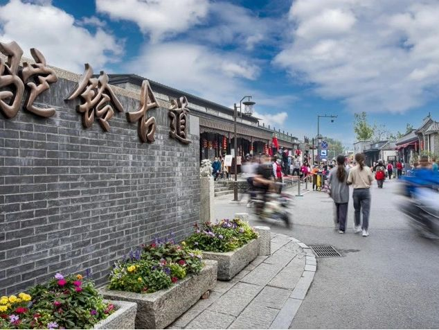 touch_beijing's tweet photo. Beijing will launch more than 400 #springouting and #flowerviewing related #consumption promotion events this month.
The city’s districts will integrate culture, business, tourism, sports, and #exhibitions with #retail promotions and immersive experiences to promote consumption. https://t.co/T6pmMyhjHa