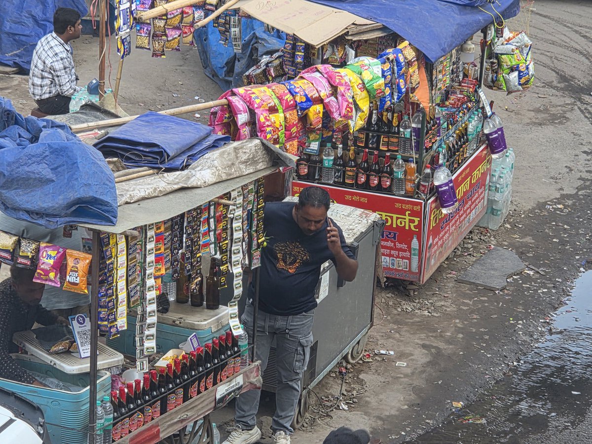 DivyanshuGupta's tweet photo. Place: Sarai KaleKhan Metro Stn. Gate # 3.
These local pan vendors r selling illegal liquor on their stalls &amp; ofcourse they don't have the licence. Many such vendors selling this in the repacked condition illegally.
@DelhiPolice @PMOIndia @DelhiGovDigital 
@LtGovDelhi @CMODelhi https://t.co/pDeaIRlpRM